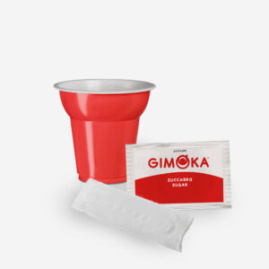 Tazzina di caffe e caffettiera napoletana con grani di caffe (Tazina de